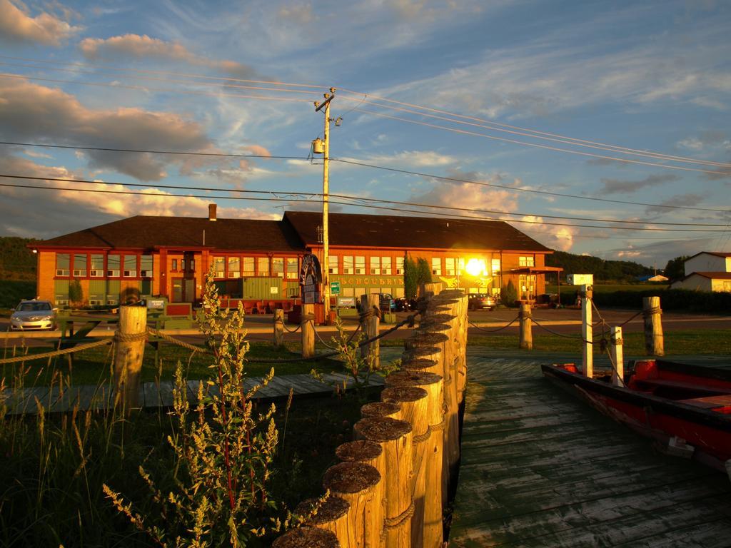 Sainte Anne-des-Chênes Auberge Internationale La Vieille Ecole מראה חיצוני תמונה